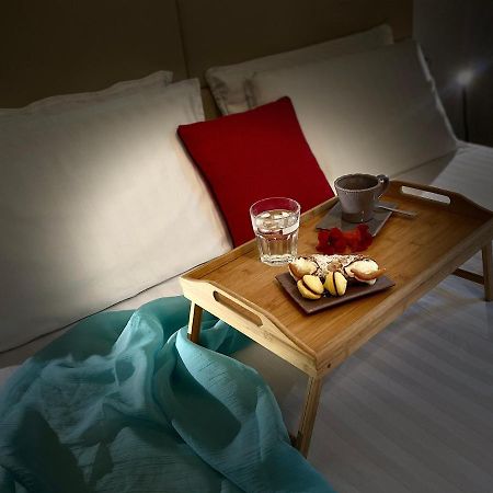 Casa Carolina: King Size Bed Across From Golden Beach Desenzano del Garda Exterior photo