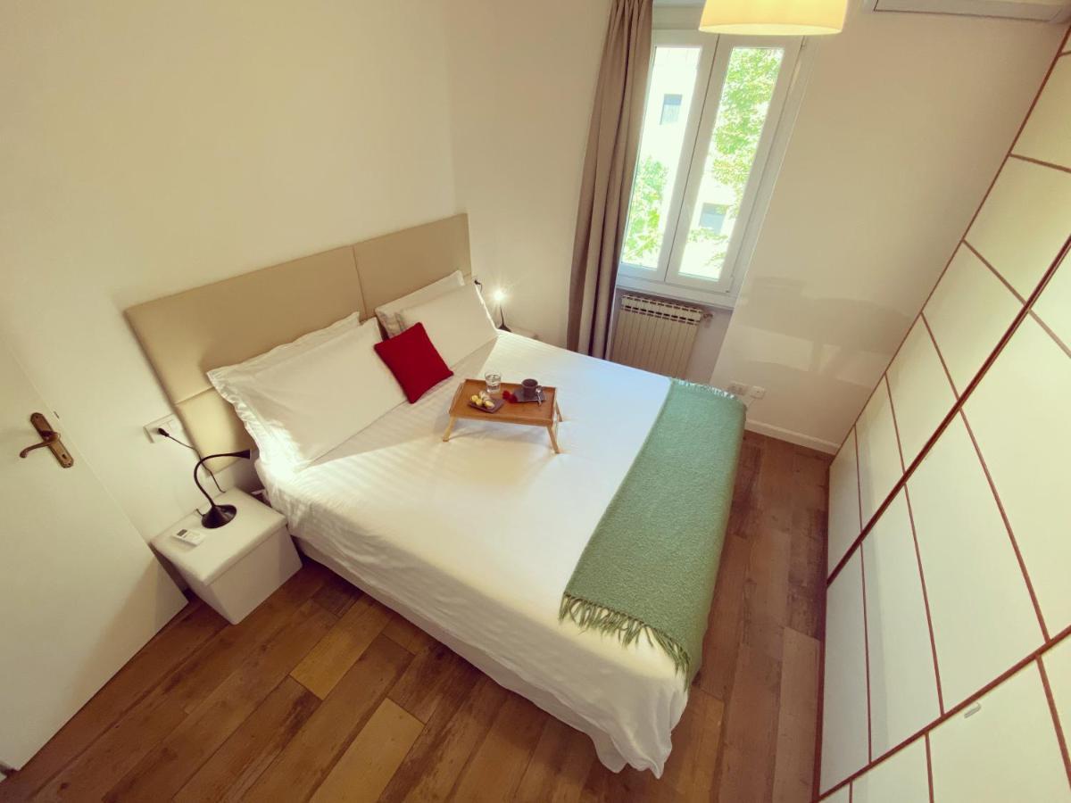 Casa Carolina: King Size Bed Across From Golden Beach Desenzano del Garda Exterior photo