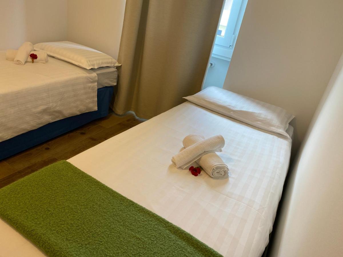 Casa Carolina: King Size Bed Across From Golden Beach Desenzano del Garda Exterior photo