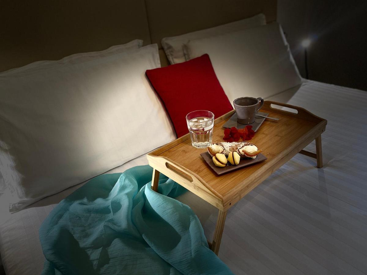 Casa Carolina: King Size Bed Across From Golden Beach Desenzano del Garda Exterior photo